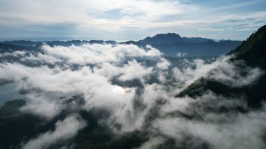 Milford Ses ve Kuşkulu Ses 'in Dağları ve Fiyortları, Yeni Zelanda. Bengoh Vadisi, Sarawak.