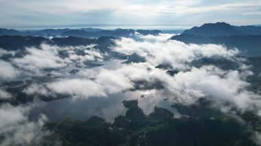 Milford Ses ve Kuşkulu Ses 'in Dağları ve Fiyortları, Yeni Zelanda. Bengoh Vadisi, Sarawak.