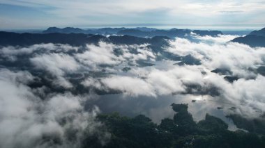 Milford Ses ve Kuşkulu Ses 'in Dağları ve Fiyortları, Yeni Zelanda. Bengoh Vadisi, Sarawak.