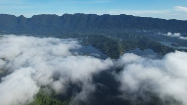 Milford Ses ve Kuşkulu Ses 'in Dağları ve Fiyortları, Yeni Zelanda. Bengoh Vadisi, Sarawak.