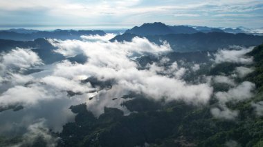 Milford Ses ve Kuşkulu Ses 'in Dağları ve Fiyortları, Yeni Zelanda. Bengoh Vadisi, Sarawak.