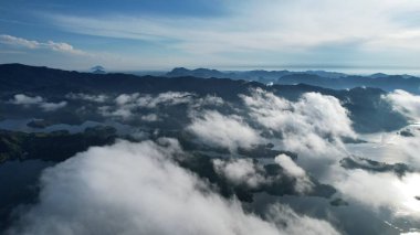 Milford Ses ve Kuşkulu Ses 'in Dağları ve Fiyortları, Yeni Zelanda. Bengoh Vadisi, Sarawak.