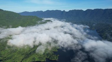 Milford Ses ve Kuşkulu Ses 'in Dağları ve Fiyortları, Yeni Zelanda. Bengoh Vadisi, Sarawak.