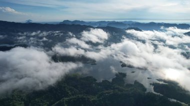 Milford Ses ve Kuşkulu Ses 'in Dağları ve Fiyortları, Yeni Zelanda. Bengoh Vadisi, Sarawak.