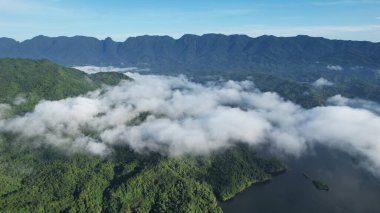 Milford Ses ve Kuşkulu Ses 'in Dağları ve Fiyortları, Yeni Zelanda. Bengoh Vadisi, Sarawak.