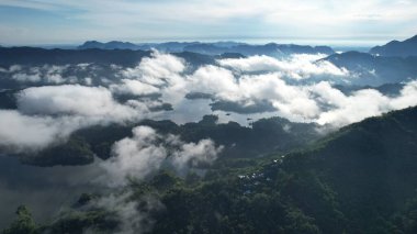 Milford Ses ve Kuşkulu Ses 'in Dağları ve Fiyortları, Yeni Zelanda. Bengoh Vadisi, Sarawak.