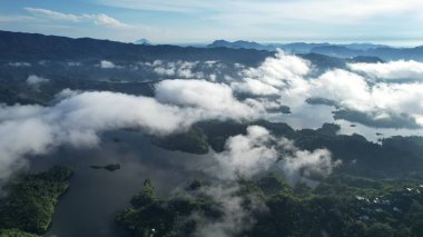 Milford Ses ve Kuşkulu Ses 'in Dağları ve Fiyortları, Yeni Zelanda. Bengoh Vadisi, Sarawak.