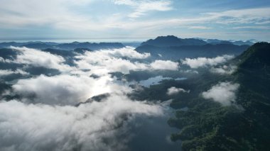 Milford Ses ve Kuşkulu Ses 'in Dağları ve Fiyortları, Yeni Zelanda. Bengoh Vadisi, Sarawak.