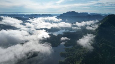 Milford Ses ve Kuşkulu Ses 'in Dağları ve Fiyortları, Yeni Zelanda. Bengoh Vadisi, Sarawak.