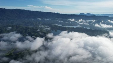 Milford Ses ve Kuşkulu Ses 'in Dağları ve Fiyortları, Yeni Zelanda. Bengoh Vadisi, Sarawak.