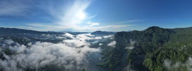 Milford Ses ve Kuşkulu Ses 'in Dağları ve Fiyortları, Yeni Zelanda. Bengoh Vadisi, Sarawak.