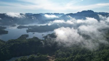 Milford Ses ve Kuşkulu Ses 'in Dağları ve Fiyortları, Yeni Zelanda. Bengoh Vadisi, Sarawak.