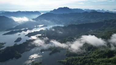 Milford Ses ve Kuşkulu Ses 'in Dağları ve Fiyortları, Yeni Zelanda. Bengoh Vadisi, Sarawak.