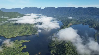 Milford Ses ve Kuşkulu Ses 'in Dağları ve Fiyortları, Yeni Zelanda. Bengoh Vadisi, Sarawak.