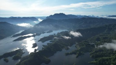 Milford Ses ve Kuşkulu Ses 'in Dağları ve Fiyortları, Yeni Zelanda. Bengoh Vadisi, Sarawak.