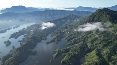 Milford Ses ve Kuşkulu Ses 'in Dağları ve Fiyortları, Yeni Zelanda. Bengoh Vadisi, Sarawak.