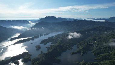 Milford Ses ve Kuşkulu Ses 'in Dağları ve Fiyortları, Yeni Zelanda. Bengoh Vadisi, Sarawak.