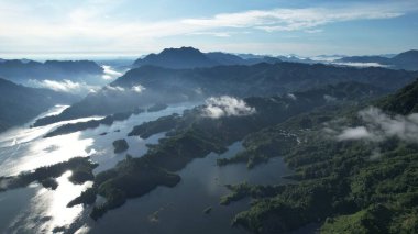 Milford Ses ve Kuşkulu Ses 'in Dağları ve Fiyortları, Yeni Zelanda. Bengoh Vadisi, Sarawak.