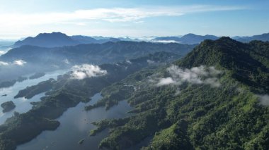 Milford Ses ve Kuşkulu Ses 'in Dağları ve Fiyortları, Yeni Zelanda. Bengoh Vadisi, Sarawak.