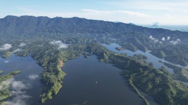 Milford Ses ve Kuşkulu Ses 'in Dağları ve Fiyortları, Yeni Zelanda. Bengoh Vadisi, Sarawak.