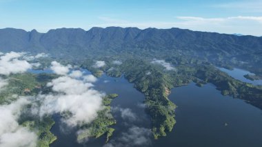 Milford Ses ve Kuşkulu Ses 'in Dağları ve Fiyortları, Yeni Zelanda. Bengoh Vadisi, Sarawak.