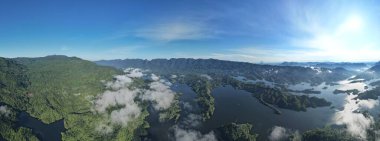 Milford Ses ve Kuşkulu Ses 'in Dağları ve Fiyortları, Yeni Zelanda. Bengoh Vadisi, Sarawak.