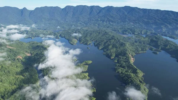 Milford Ses ve Kuşkulu Ses 'in Dağları ve Fiyortları, Yeni Zelanda. Bengoh Vadisi, Sarawak.