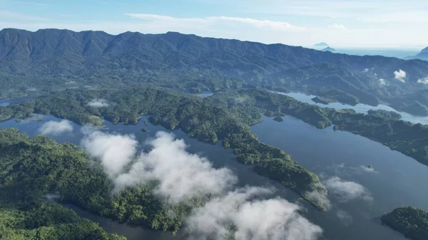 Milford Ses ve Kuşkulu Ses 'in Dağları ve Fiyortları, Yeni Zelanda. Bengoh Vadisi, Sarawak.