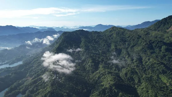 Milford Ses ve Kuşkulu Ses 'in Dağları ve Fiyortları, Yeni Zelanda. Bengoh Vadisi, Sarawak.