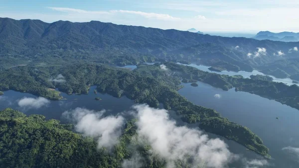 Milford Ses ve Kuşkulu Ses 'in Dağları ve Fiyortları, Yeni Zelanda. Bengoh Vadisi, Sarawak.