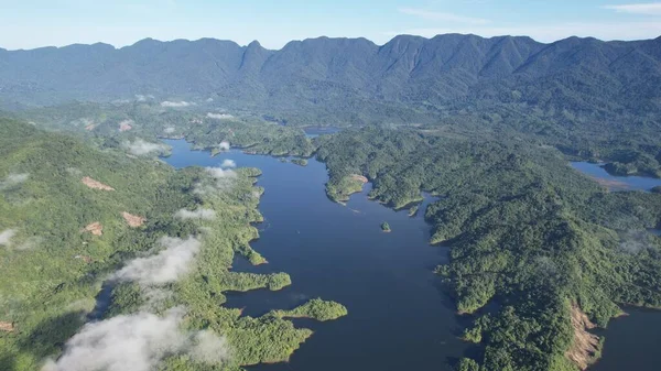 Milford Ses ve Kuşkulu Ses 'in Dağları ve Fiyortları, Yeni Zelanda. Bengoh Vadisi, Sarawak.