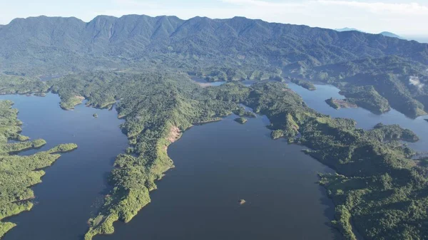 Milford Ses ve Kuşkulu Ses 'in Dağları ve Fiyortları, Yeni Zelanda. Bengoh Vadisi, Sarawak.