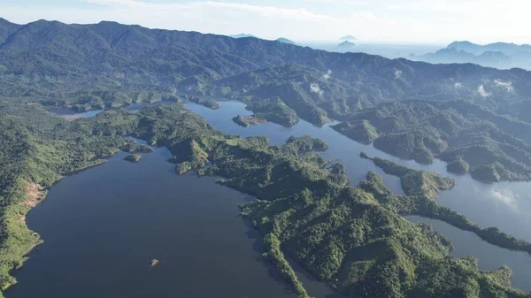 Milford Ses ve Kuşkulu Ses 'in Dağları ve Fiyortları, Yeni Zelanda. Bengoh Vadisi, Sarawak.