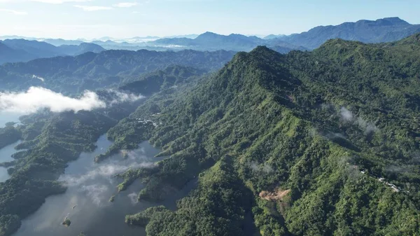 Milford Ses ve Kuşkulu Ses 'in Dağları ve Fiyortları, Yeni Zelanda. Bengoh Vadisi, Sarawak.