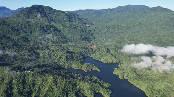 Milford Ses ve Kuşkulu Ses 'in Dağları ve Fiyortları, Yeni Zelanda. Bengoh Vadisi, Sarawak.