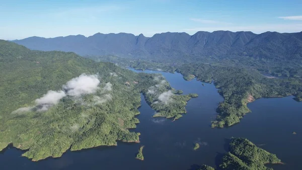 Milford Ses ve Kuşkulu Ses 'in Dağları ve Fiyortları, Yeni Zelanda. Bengoh Vadisi, Sarawak.
