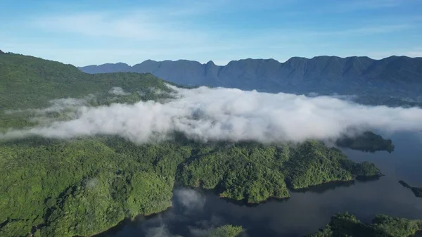 Milford Ses ve Kuşkulu Ses 'in Dağları ve Fiyortları, Yeni Zelanda. Bengoh Vadisi, Sarawak.