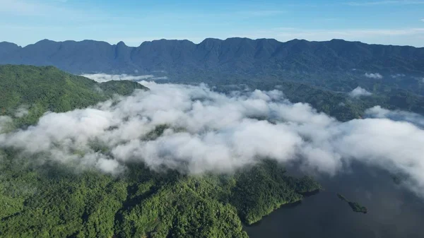 Milford Ses ve Kuşkulu Ses 'in Dağları ve Fiyortları, Yeni Zelanda. Bengoh Vadisi, Sarawak.