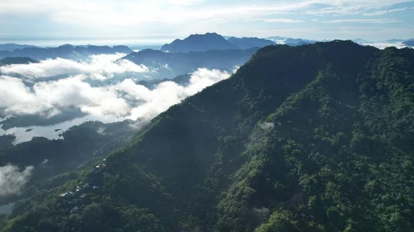 Milford Ses ve Kuşkulu Ses 'in Dağları ve Fiyortları, Yeni Zelanda. Bengoh Vadisi, Sarawak.