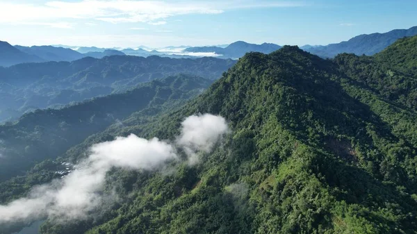 Milford Ses ve Kuşkulu Ses 'in Dağları ve Fiyortları, Yeni Zelanda. Bengoh Vadisi, Sarawak.
