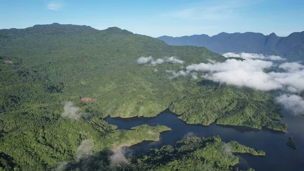 Milford Ses ve Kuşkulu Ses 'in Dağları ve Fiyortları, Yeni Zelanda. Bengoh Vadisi, Sarawak.