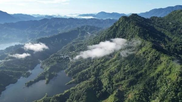 Milford Ses ve Kuşkulu Ses 'in Dağları ve Fiyortları, Yeni Zelanda. Bengoh Vadisi, Sarawak.