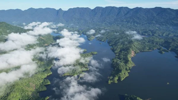 Milford Ses ve Kuşkulu Ses 'in Dağları ve Fiyortları, Yeni Zelanda. Bengoh Vadisi, Sarawak.