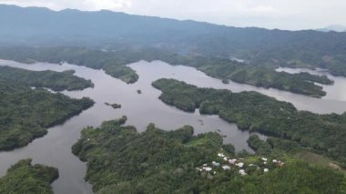 Milford Ses ve Kuşkulu Ses 'in Dağları ve Fiyortları, Yeni Zelanda. Bengoh Vadisi, Sarawak.