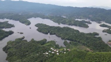 Milford Ses ve Kuşkulu Ses 'in Dağları ve Fiyortları, Yeni Zelanda. Bengoh Vadisi, Sarawak.