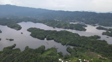 Milford Ses ve Kuşkulu Ses 'in Dağları ve Fiyortları, Yeni Zelanda. Bengoh Vadisi, Sarawak.