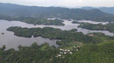 Milford Ses ve Kuşkulu Ses 'in Dağları ve Fiyortları, Yeni Zelanda. Bengoh Vadisi, Sarawak.