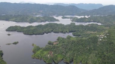 Milford Ses ve Kuşkulu Ses 'in Dağları ve Fiyortları, Yeni Zelanda. Bengoh Vadisi, Sarawak.