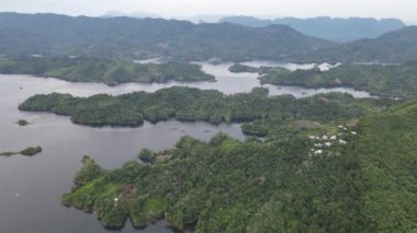 Milford Ses ve Kuşkulu Ses 'in Dağları ve Fiyortları, Yeni Zelanda. Bengoh Vadisi, Sarawak.