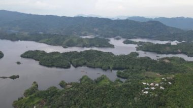 Milford Ses ve Kuşkulu Ses 'in Dağları ve Fiyortları, Yeni Zelanda. Bengoh Vadisi, Sarawak.